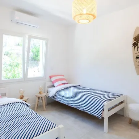 Hébergement de vacances Splendid With Swimming Pool & Sea View *