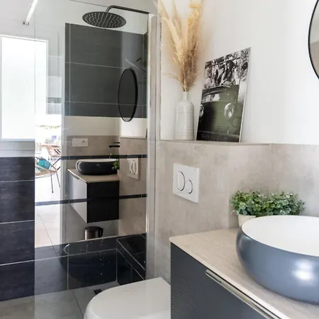 Splendid With Swimming Pool & Sea View